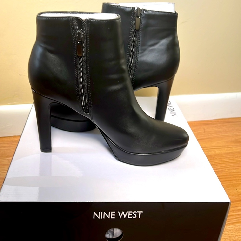 Nine West Glowup 3 platform bootie